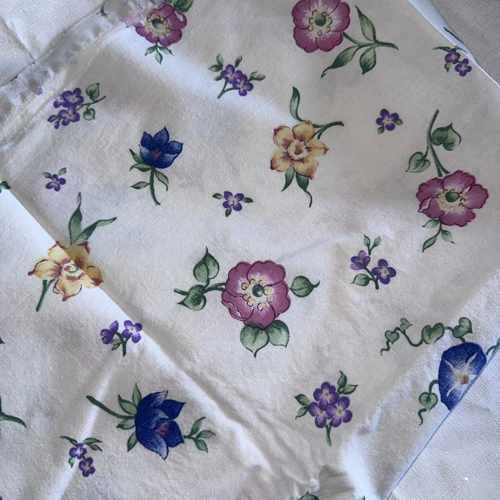 VTG 70s Floral Granny Fabric Scrap Remnant White Background Cottage 26"x36 18x16